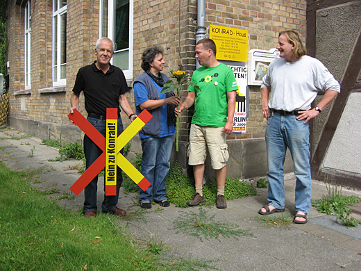 Horst Christlieb, Ursula Schönberger, JSW und Ludwig Wasmus von der AG Schacht Konrad vor dem Konrad-Haus in SZ-Bleckenstedt