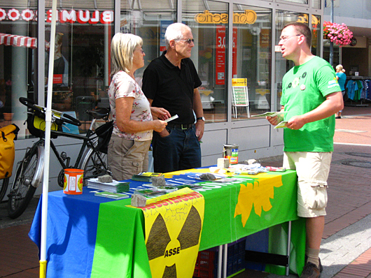 Gespräch mit Bürgern am Stand in der Fußgängerzone in SZ-Lebenstedt