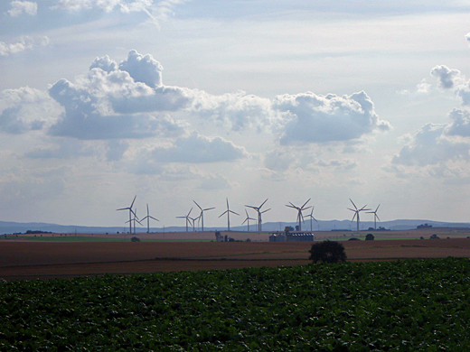Immer wieder gern gesehen: Windkraftanlagen, hier zwischen Roklum und Semmenstedt